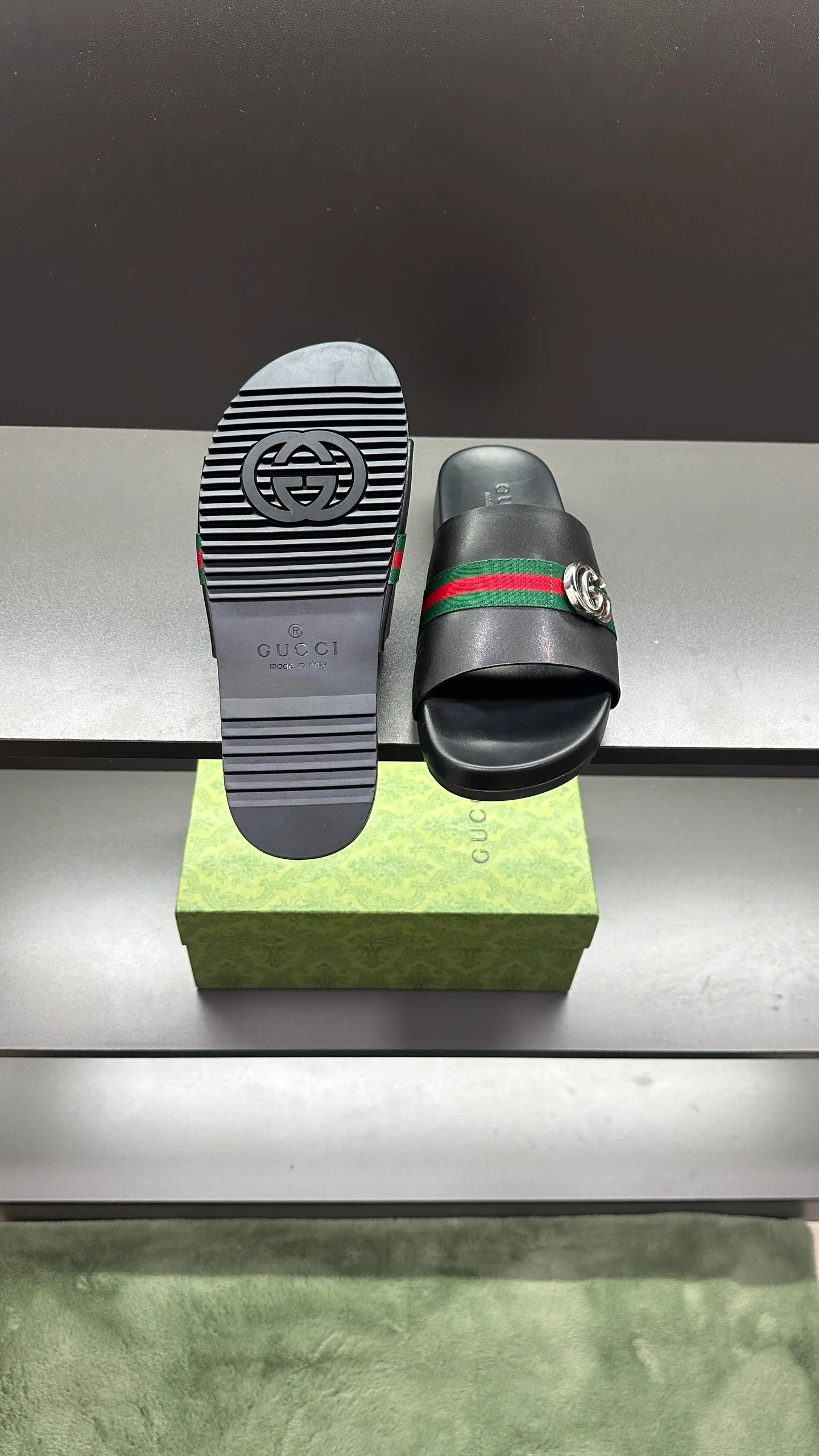 P320 [G Home New Style] Men's sizes 39 to 45, (46. Customized) This slipper is made of GG polyester fiber and is decorated with a Gucci label on the front, adding a striking logo feel to the style. "Gucci Made in Italy" stamped label Rubber sole Flat Made in Italy No. 058